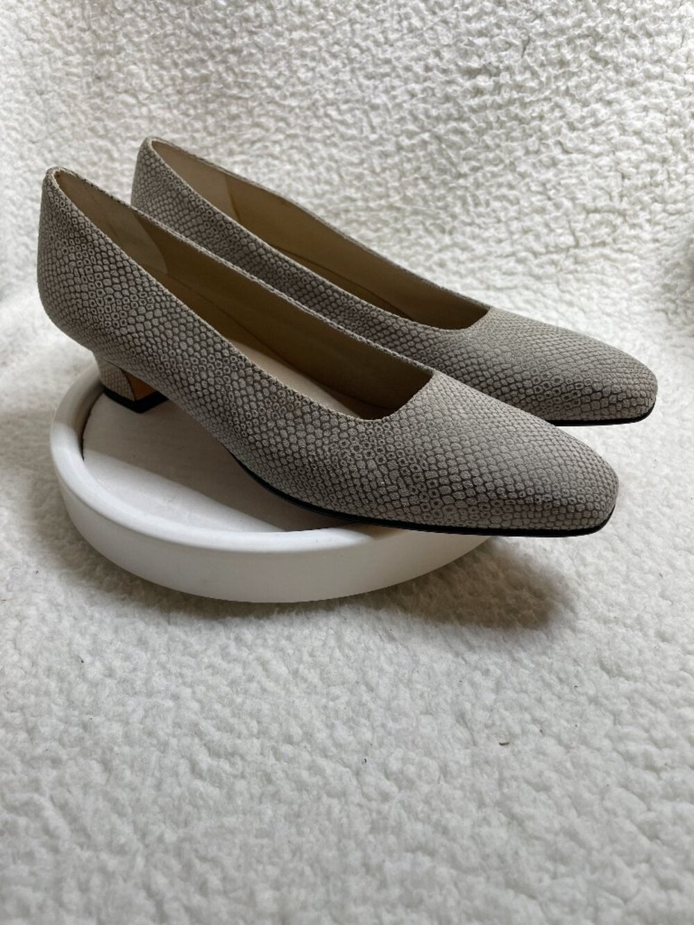 Salvatore Ferragamo Shoes Size 8 AAAA Extra Narrow Tan Heels Textured Italy